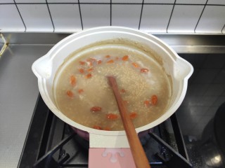 红豆小米粥,再小火煮3分钟，冰糖融化即可