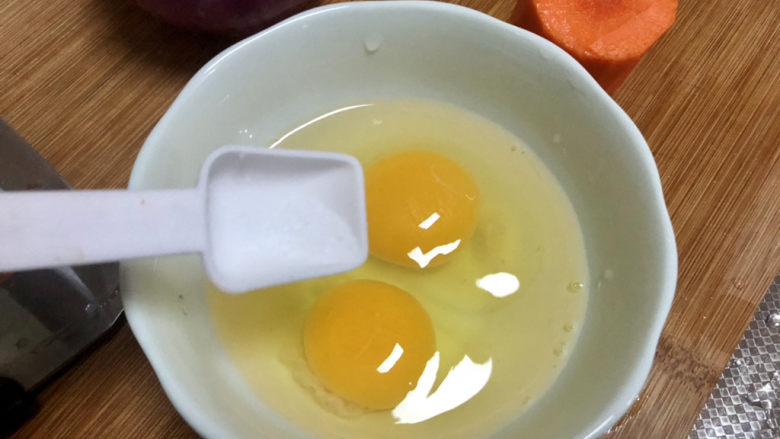 洋葱炒蛋,鸡蛋打入碗中，➕一点食盐