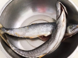 红烧鲅鱼,把鲍鱼清洗干净，出去内脏和鱼鳃