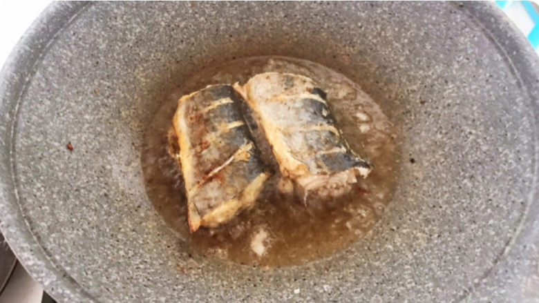 红烧鲅鱼,锅里加入大豆色拉油，油热后加入鲅鱼，煎至两面金黄