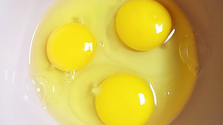 洋葱炒蛋,鸡蛋打入碗中。