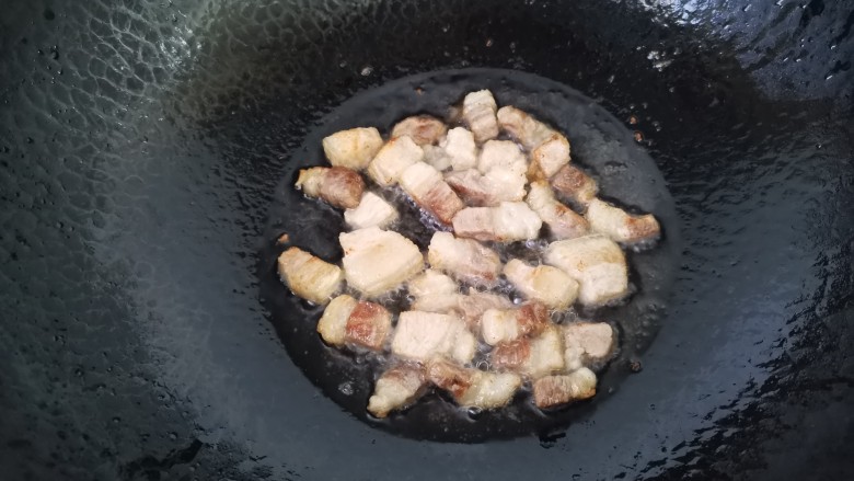 红烧芋头,热锅倒入少许油放入五花肉煎出微黄色捞出