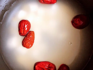 红豆小米粥,倒入适量的水。