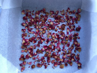 玫瑰阿胶糕,可以在容器里先铺上一层玫瑰花瓣。