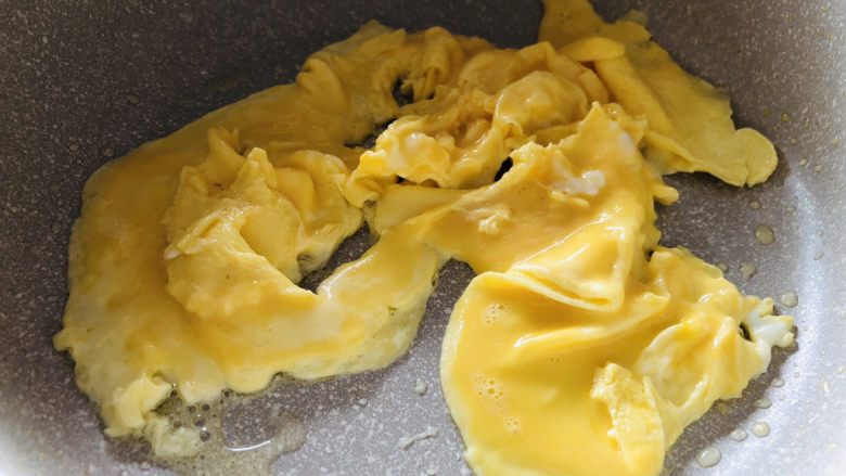 咖喱蛋炒饭,热锅冷油，放入打散的鸡蛋用筷子快速炒成块状。