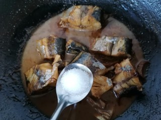 红烧鲅鱼,等汤汁稍微收干加入一勺白糖提味