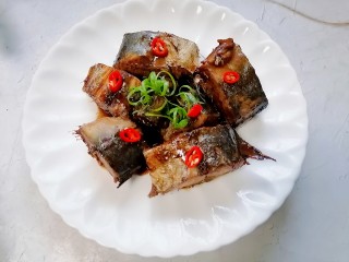红烧鲅鱼,装盘放上辣椒和葱丝卷点缀