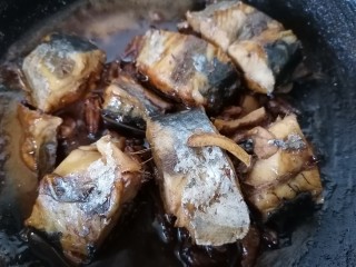 红烧鲅鱼,等汁干鲅鱼入味上色即可出锅