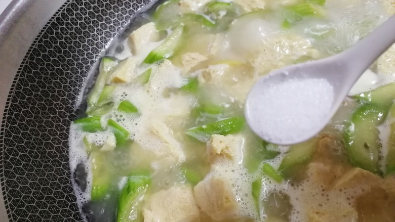 丝瓜炖豆腐,大火煮开加盐调味，文火煮6-7分钟。