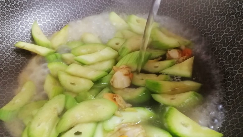 丝瓜炖豆腐,加入适量开水。