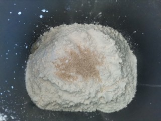 红薯牛奶面包（面包机版）,再称入面粉和酵母