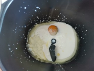 红薯辫子排包,将糖，鸡蛋，盐，油，牛奶，奶粉称在面包桶内