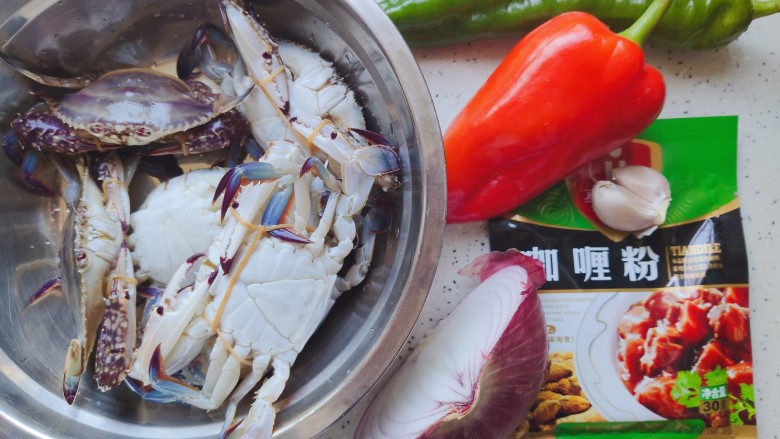 咖喱梭子蟹,首先我们准备好所有食材
