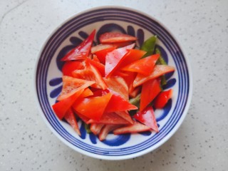 咖喱梭子蟹,青椒和红椒分别去蒂去籽，洗净之后改刀切成小块