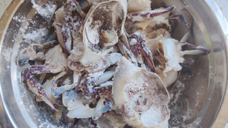 咖喱梭子蟹,撇去梭子蟹腌制过程中产生的水分，撒上一些淀粉