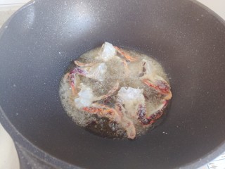 咖喱梭子蟹,放入梭子蟹，大火炸