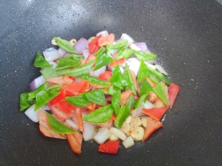 咖喱梭子蟹,加入洋葱，红椒和青椒，翻炒30秒