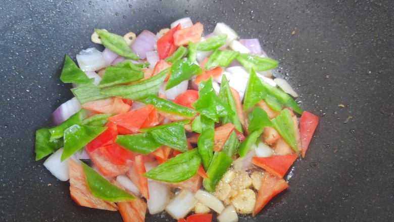 咖喱梭子蟹,加入洋葱，红椒和青椒，翻炒30秒