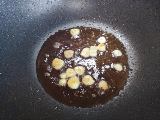 咖喱梭子蟹,锅内留底油，下大蒜，大火炒香