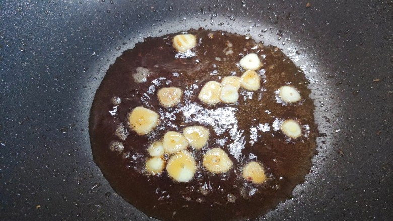 咖喱梭子蟹,锅内留底油，下大蒜，大火炒香