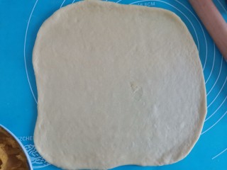 红薯牛奶面包（面包机版）,发酵好后揉面排气，擀成大薄片