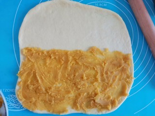 红薯牛奶面包（面包机版）,抹上一半的红薯泥