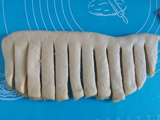 红薯牛奶面包（面包机版）,再把另一半对折过来，用刀切成条，顶部不要切断