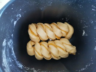 红薯牛奶面包（面包机版）,用刀从中间切两半放入面包桶开始二次发酵
