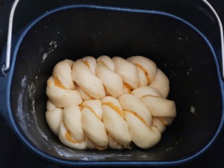 红薯牛奶面包（面包机版）,发酵好后明显比之前大很多
