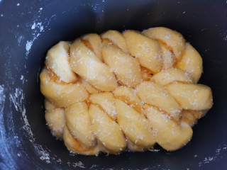 红薯牛奶面包（面包机版）,刷上蛋液撒上椰蓉放入面包桶，启动烘烤程序25分钟
