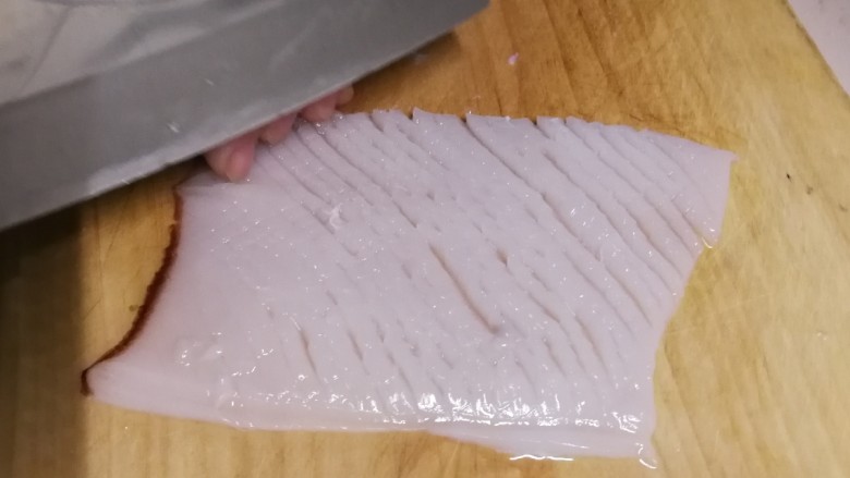 西芹炒鱿鱼,切网格花刀  底部相连 切块状。