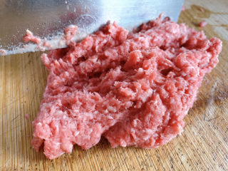 潮汕牛肉丸,继续用刀背边搅拌边剁，剁到有粘黏感。