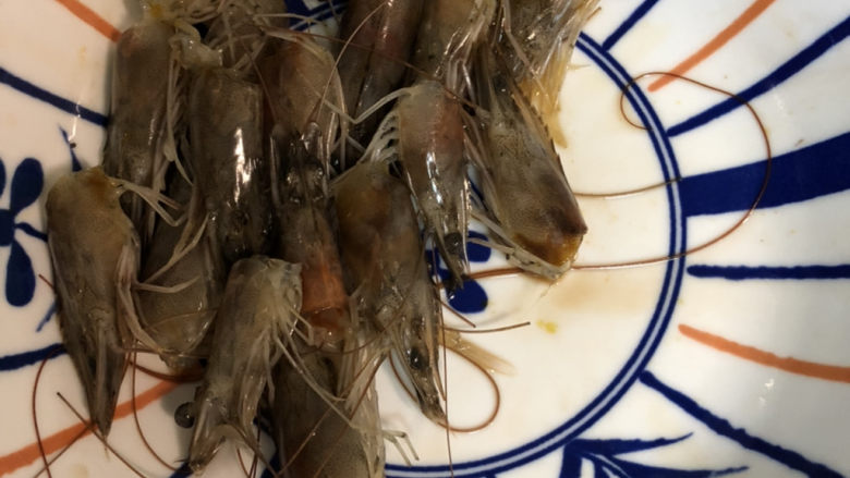 虾仁焗饭,虾头用于炸虾油，捞出后还能熬汤。