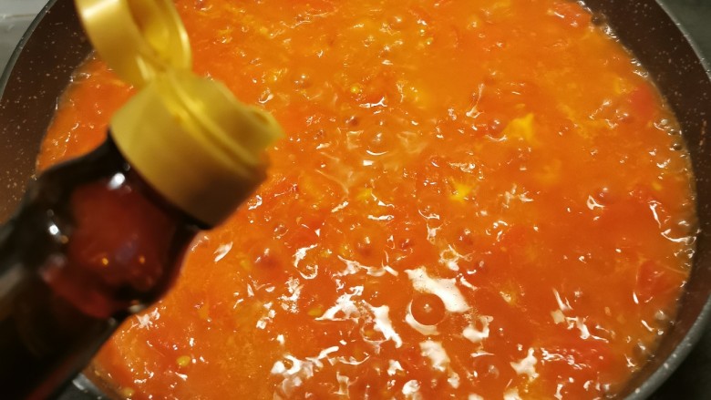 部队火锅,起油锅放入番茄榨成番茄汁 放入1汤匙酱油。