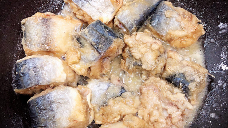红烧鲅鱼,锅中倒入油，将裹好面的鱼块放入锅中煎至。