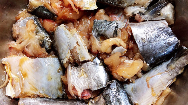 红烧鲅鱼,将腌制调料倒入鱼块中，拌匀腌制半小时。