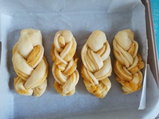 红薯辫子排包,编成辫子放入烤盘二次发酵30分钟