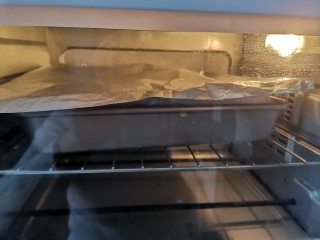 红薯辫子排包,送入预热好的烤箱，上下火180度烤20分钟，最后几分钟观察面包上色可以了，盖上锡纸，防止烤糊，颜色烤深