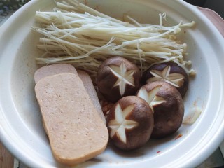 部队火锅,加入金针菇，香菇，午餐肉
