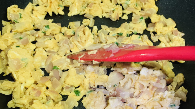 洋葱炒蛋,快速翻炒至蛋液凝固，呈金黄色，起锅