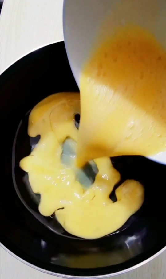 韭菜鸡蛋生煎包,倒入鸡蛋液