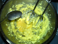 板栗饼,加入鸡蛋，搅打均匀