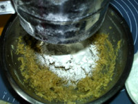 板栗饼,泡打粉和低筋粉混合，筛入栗子糊中