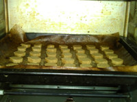 板栗饼,放入烤箱，中层，上下火180度，烤15-20分钟