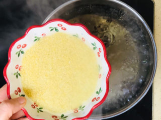红豆小米粥,加入已经清洗干净的小米，继续大火煮沸