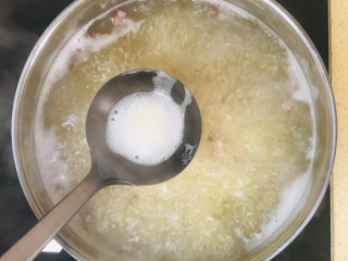 红豆小米粥,煮沸后转中火，会有浮沫冒出来，舀出来扔掉