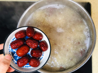 红豆小米粥,可以加入红枣，转小火，继续慢煮十分钟