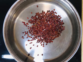 红豆小米粥,红豆洗净，加入锅里，加清水