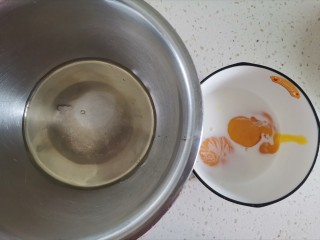 舒芙蕾蛋糕,蛋清蛋黄分离，蛋清分离在无水无油的盆里，蛋黄直接打在牛奶里