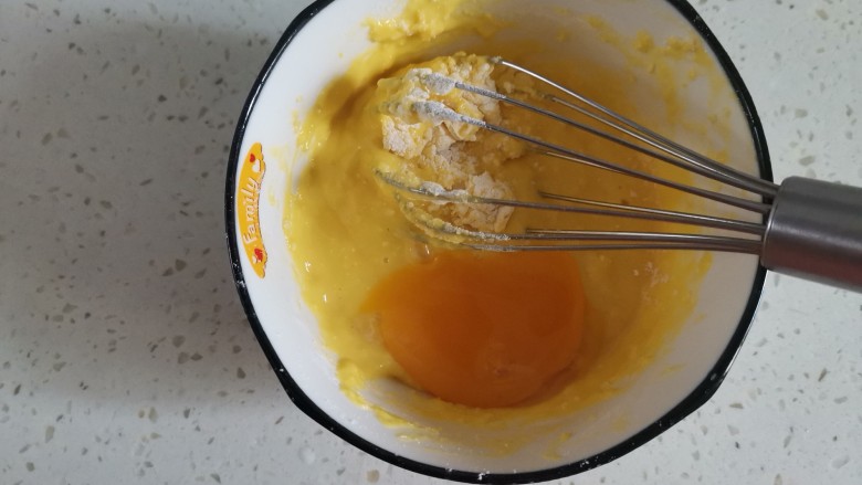 舒芙蕾蛋糕,刚开始准备2个鸡蛋（可能鸡蛋太小了），翻拌好啦觉得太干了，所以又加了一个鸡蛋